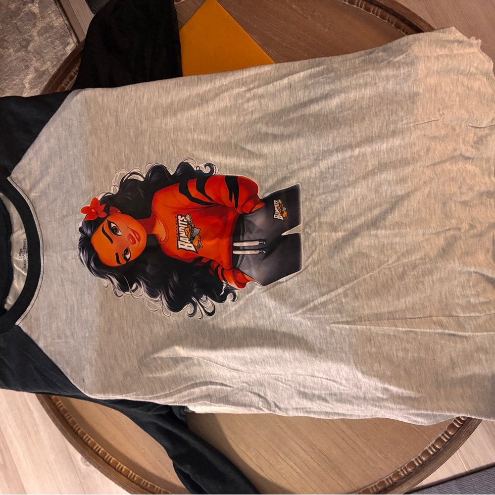BUFFALO BANDITS 
Women’s Graphic Raglan Shirt - Black and Gray
